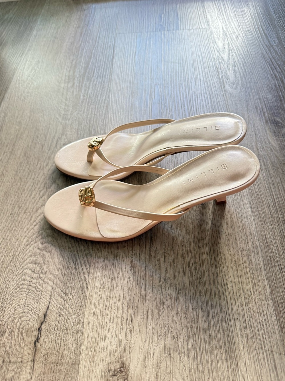 billini gaynor cream & gold detail slip on thong style kitten high heel shoes 6